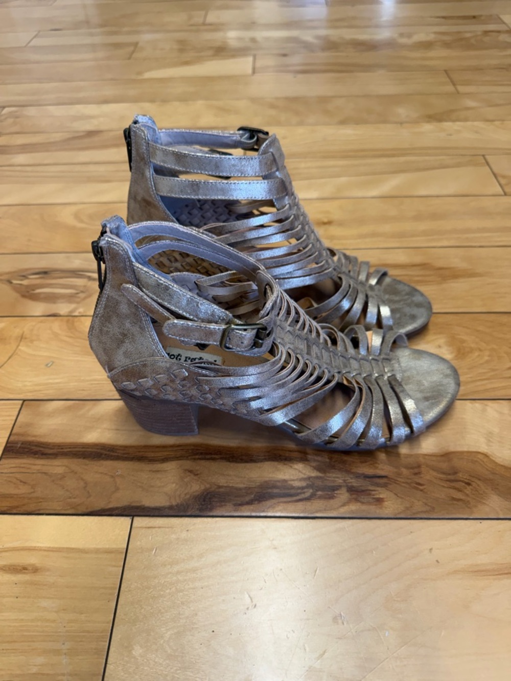 NOT RATED OFANTO GOLD HEELS